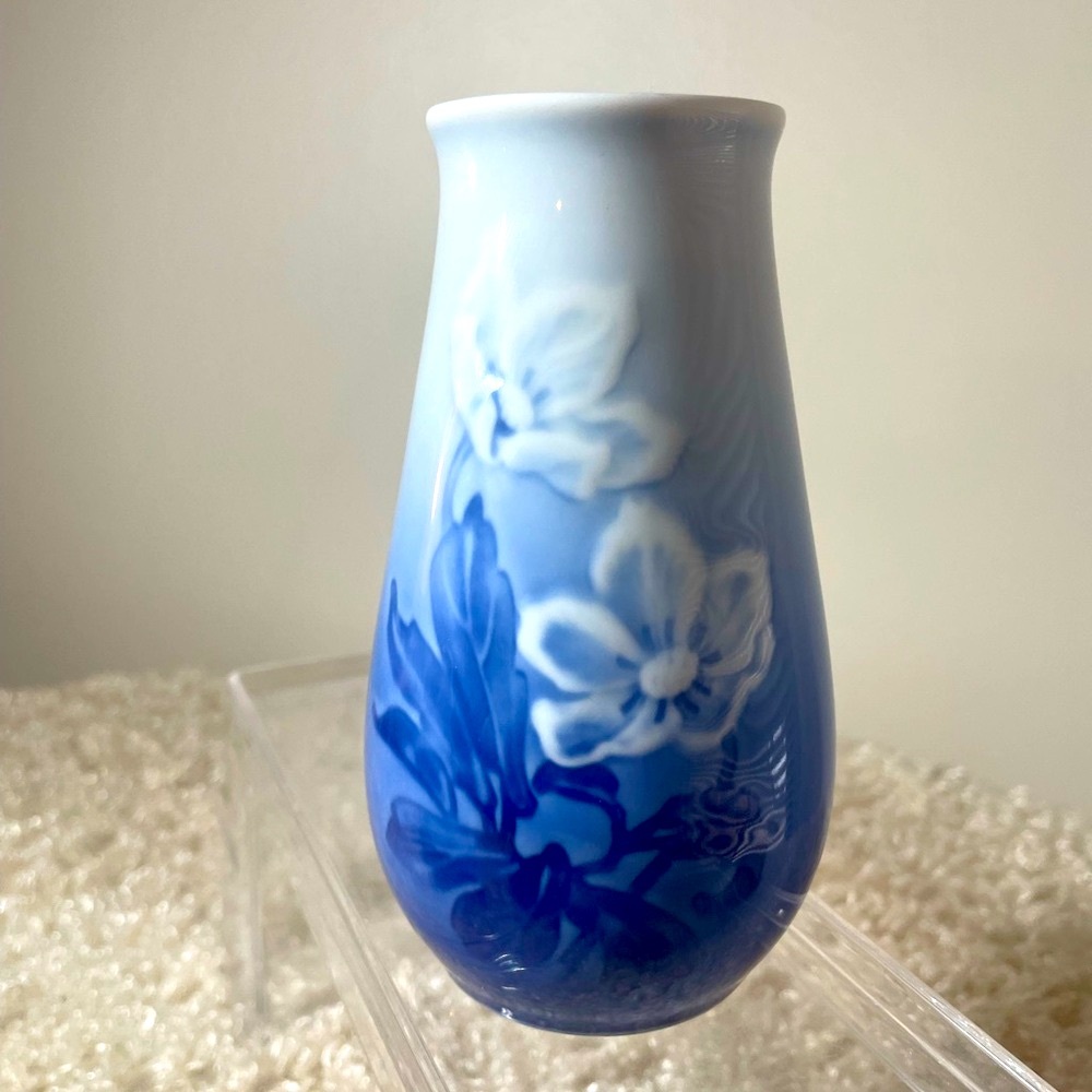 Vintage Bing & Grondahl Blue And White 3D Vase 678 Denmark